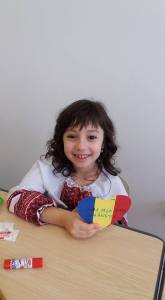 sara-in-costum-popular1